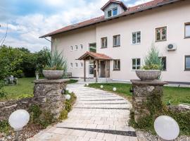 The Old Farmhouse, pet-friendly hotel in Edling