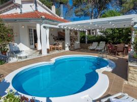 Spacious Holiday Home in Molat with Pool, hotelli kohteessa Brgulje