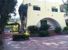 Villa immersa nel verde, hotel v destinaci Ischia Town