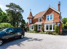 The Lawn Guest House Gatwick, hotel sa Horley