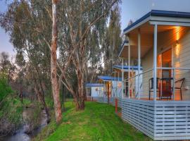 Yea Riverside Caravan Park: Yea şehrinde bir kamp alanı