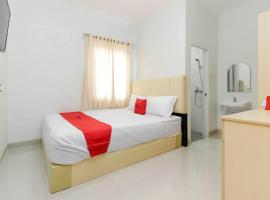 RedDoorz near Siloam Hospital Palembang, guest house in Palembang