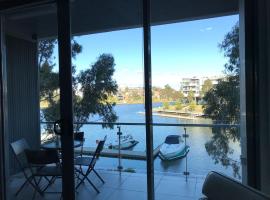 Marina View Apartment on the Maribyrnong River, Melbourne, hotelli Melbournessa lähellä maamerkkiä Flemington-ravirata