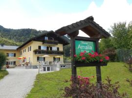 Haus Amalia, bed and breakfast v destinaci Strobl