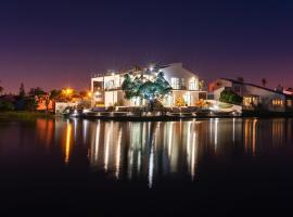 Marina Views, hotel near Steenberg Railway Station, Muizenberg