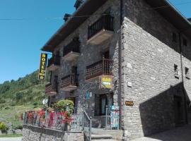 Hotel Las Nieves, hotel i Linás de Broto