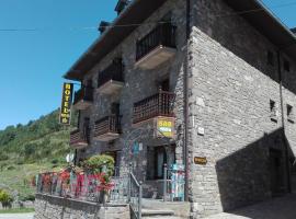 Hotel Las Nieves, hotel v destinaci Linás de Broto