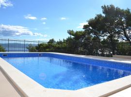 Villa Grim, hotel in Brela