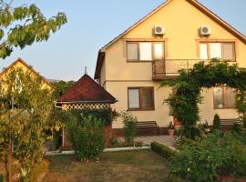 Квітковий двір, venkovsk&yacute; dům v destinaci Golubinoye