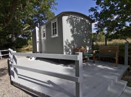 Riverside Bothy at Allt A'Mhuilinn، فندق مع موقف سيارات في سبين بريدج