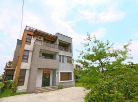 Sakura Love River Bed and Breakfast, hotel em Dongshan