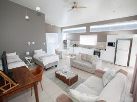 RnB's Studio Apartment: Windhoek, Windhoek Independence Stadium yakınında bir otel