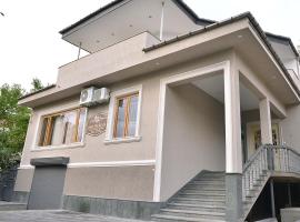 Center Villa Kutaisi, отель в Кутаиси, рядом находится Железнодорожный вокзал Кутаиси