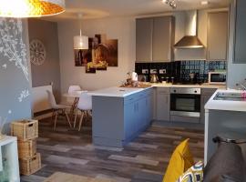 New Contemporary Flat minutes from Airport & NEC, хотел в Marston Green