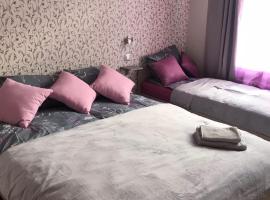 Viesnīca Apartment "Flowers" Rīgā, netālu no apskates objekta Tirdzniecības centrs Alfa