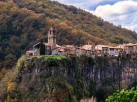 Cala Clareta: Castellfollit de la Roca'da bir otel