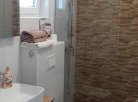 라브에 위치한 수영장이 있는 호텔 Apartments Gvacic