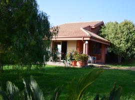 Villa with swimming pool&garden, maison de vacances à Santa Domenica