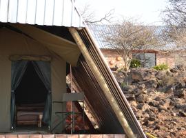 Tana Safaris Bush Camp, hotel in Otjiwarongo