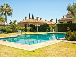 The Fairway Vista, Your Luxury Retreat with a Quiet Pool, hotel v destinaci Pueblo Nuevo de Guadiaro