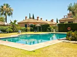 The Fairway Vista, Your Luxury Retreat with a Quiet Pool