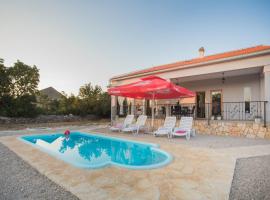 Holiday home with pool Kristal, Hotel mit Parkplatz in Šibenik