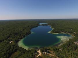 Log Cottage on Blue Lake, hotel cu parcare din Kalkaska