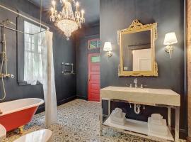Elegant Renovated House With Relaxing Courtyard, hotel a prop de Barri històric de Bywater, a Nova Orleans