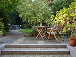 Gästezimmer mit Garten in Fischeln、クレーフェルトのホテル