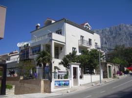 Apartments Villa More، فندق في ماكارسكا