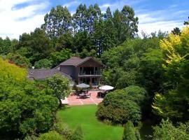 Centennial House Taupo, hotel com estacionamento em Taupo