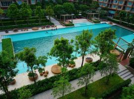 Baan Thew Lom Condo Cha am By PoPu, hotel in Ban Sahakham