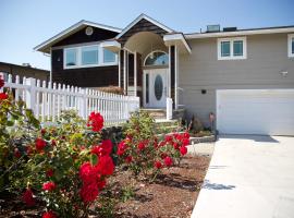 Scenic Lake View Home, hotel in Tacoma