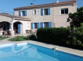 Gite touristique, hotell med pool i Piolenc