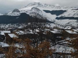 Casa Rural Los Robles, country house in Valverde de los Arroyos