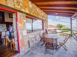 Stonehouse 2 Bedroom Chalet on Olympus Amazing View, chal&eacute; alpino em P&eacute;tra