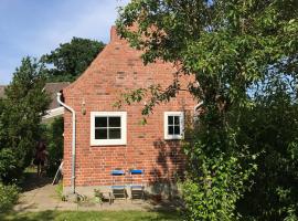 Schoenes-Ferienhaus-mit-Garten-Mid-Century-Moebeln-in-Strand-naehe-Avendorf, vacation rental in Avendorf auf Fehmarn