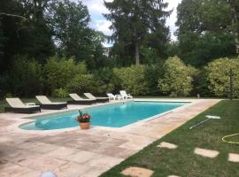 Les Enclos Bed and Breakfast à 4 mn de Chantilly, хотел близо до Абатство Ройомонт, Lamorlaye