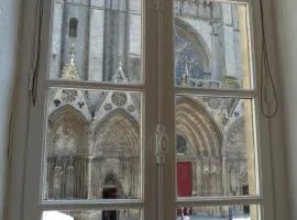 Parvis de la cathédrale de Bayeux vue directe