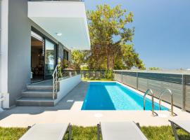 Nisos Villa, walking distance to the beach & shops, By ThinkVilla, feriebolig i Sfakaki