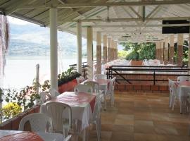 HOTEL VILLA ALEJANDRA, hotel v destinaci Viviendas Hidroprado