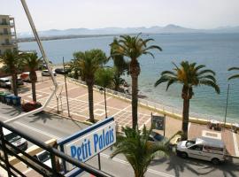 Petit Palais Hotel, hotel v mestu Loutraki