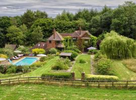 The Limes Country House with Heated Pool & Hot Tub, holiday rental in Great Missenden