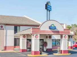 Days Inn & Suites by Wyndham Youngstown / Girard Ohio、Girardにあるヤングスタウン・ウォレン地域空港 - YNGの周辺ホテル