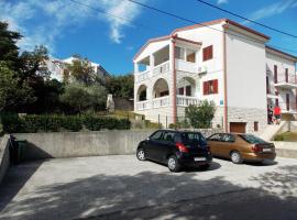 Apartments Rogić، فندق في جادرانوفو