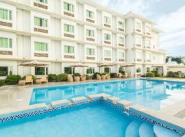 Microtel by Wyndham South Forbes near Nuvali, hotel con estacionamiento en Santa Rosa