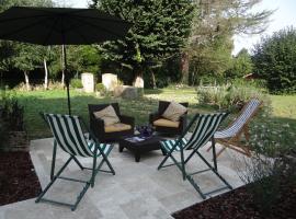 Les Tilleuls - Chambres d'hôtes - La Rochefoucauld, Hotel in La Rochefoucauld