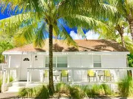 Grove Bay Bungalow - 2/2 Gated Cottage-Walk to Bay