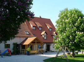 Bio-Ferienhof Scheckenbauer, holiday rental in Höttingen