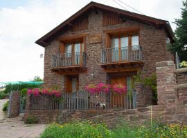 Casa Rural Cal Bosch, hotel with parking in Llagunes